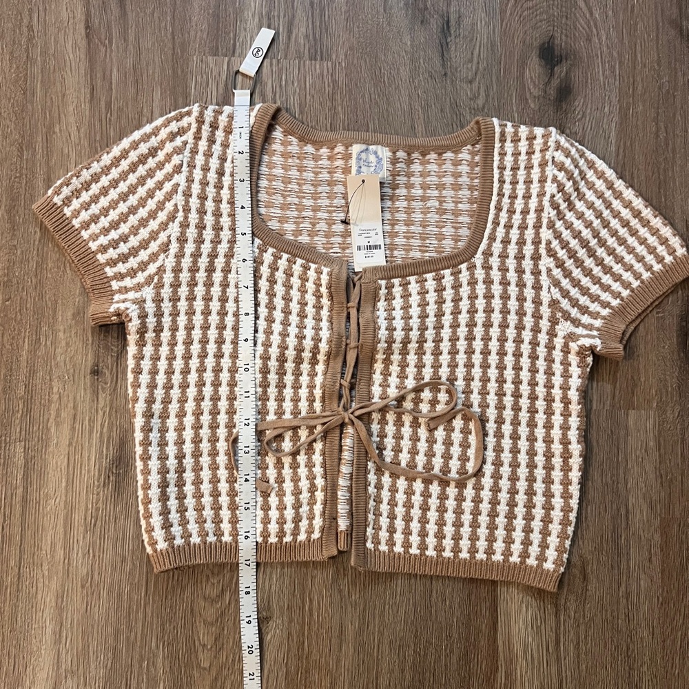 Francesca’s 
Medium
Crop Short Sleeve 
Tie front sweater
Tan/white
Herringbone - Picture 4 of 7